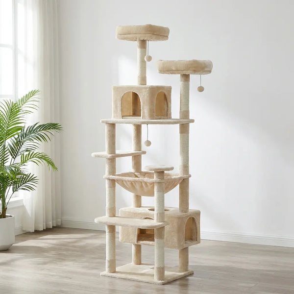 Grand arbre à chat Maine Coon beige avec hamac suspendu et deux niches, plante verte en arrière-plan