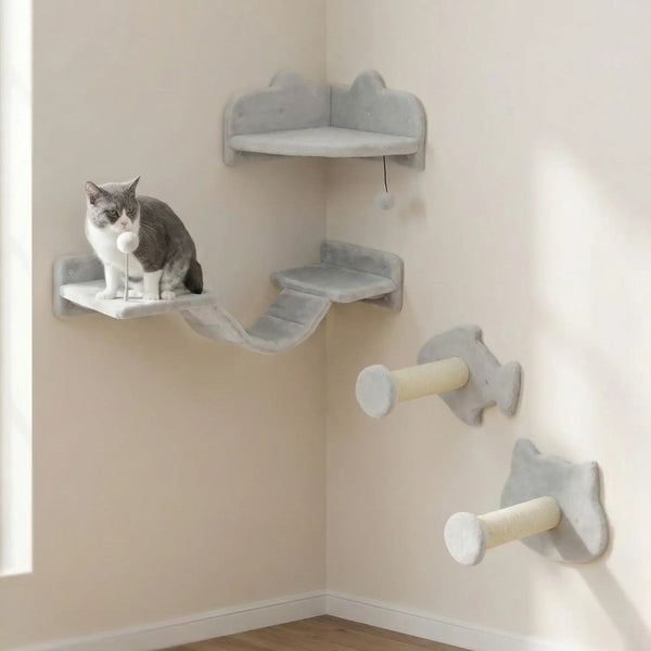 Arbre à chat mural modulable installé dans un angle, avec plateformes et marches murales, utilisé par un chat adulte.