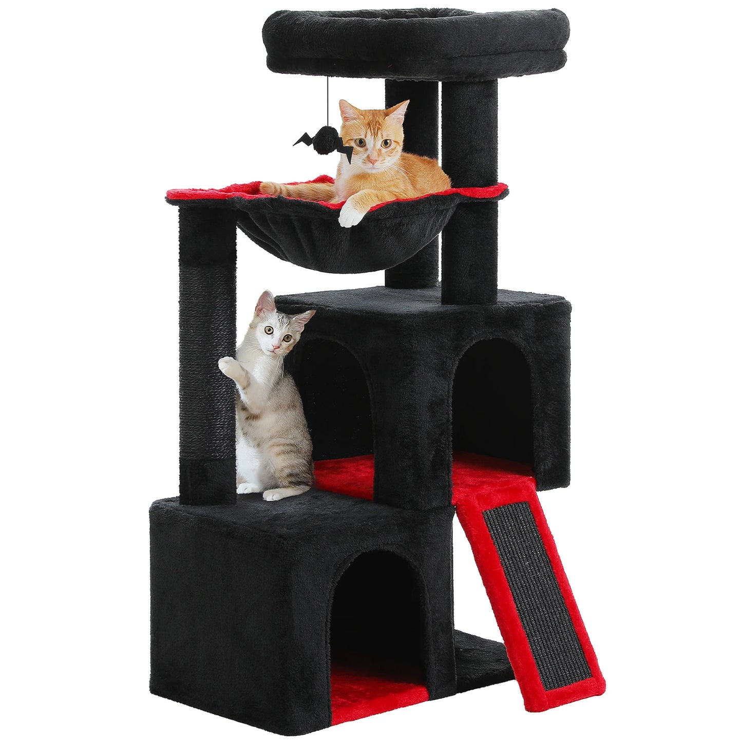 Vue en angle de l'arbre à chat noir et rouge mettant en valeur la rampe en griffoir et le chat dans la niche