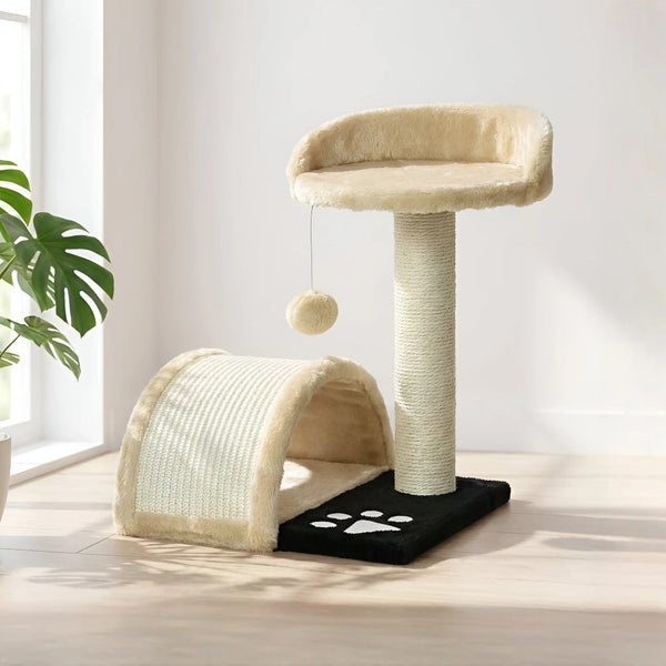 Petit arbre à chat beige avec tunnel de repos, poteau en sisal, balle suspendue et base noire motif pattes