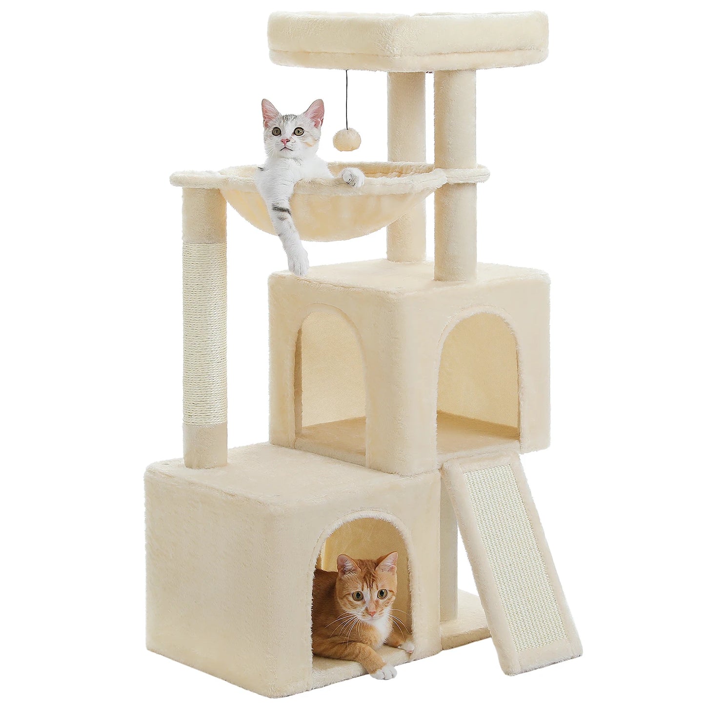 Vue latérale de l'arbre à chat beige avec rampe d'accès, deux niches et chat blanc installé au sommet