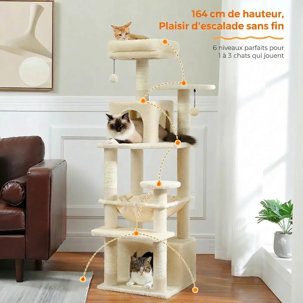 Arbre à chat beige 164 cm installé dans un salon avec canapé marron et chat ragdoll qui grimpe