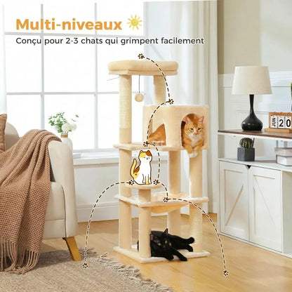 Arbre à chat beige multi-niveaux installé dans un salon avec deux chats qui grimpent entre les niveaux
