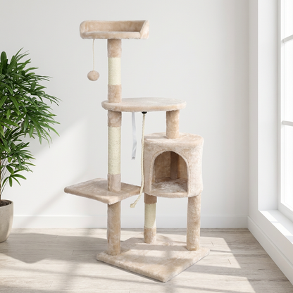 Arbre à chat beige avec large perchoir supérieur, niche détachable et poteaux épais, plante verte en arrière-plan