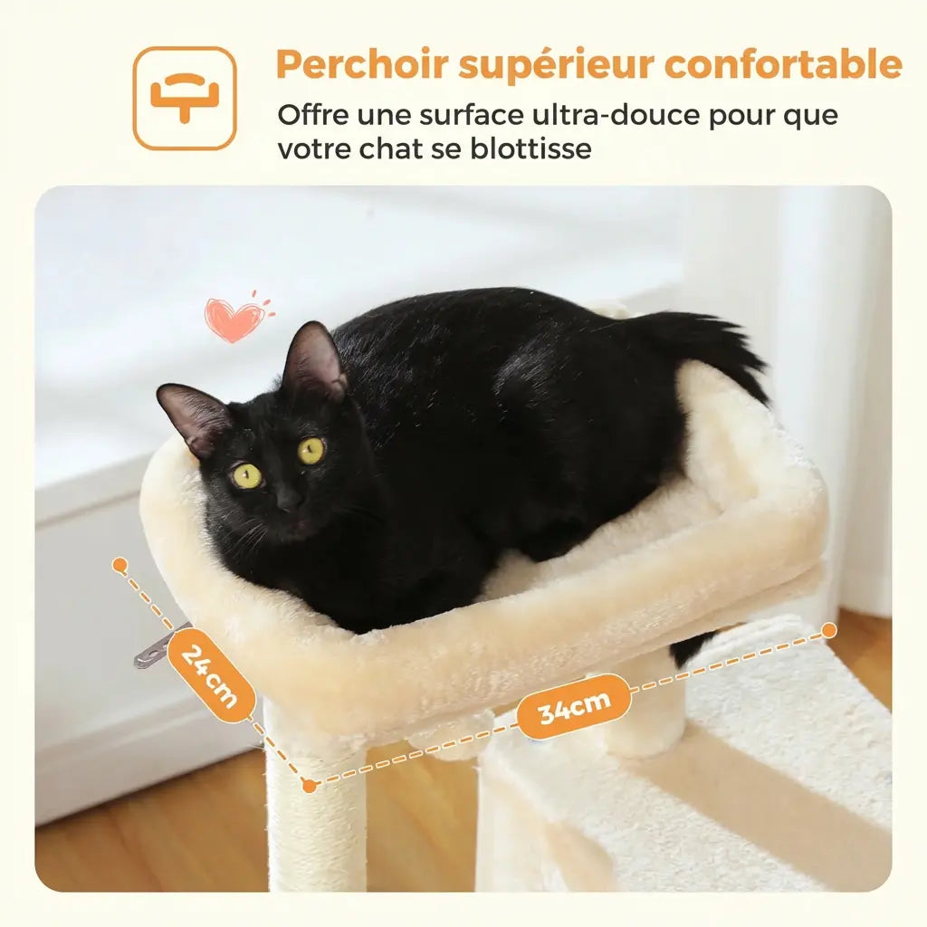 Gros plan du perchoir supérieur ultra-doux de l'arbre à chat beige avec chat noir blotti dessus