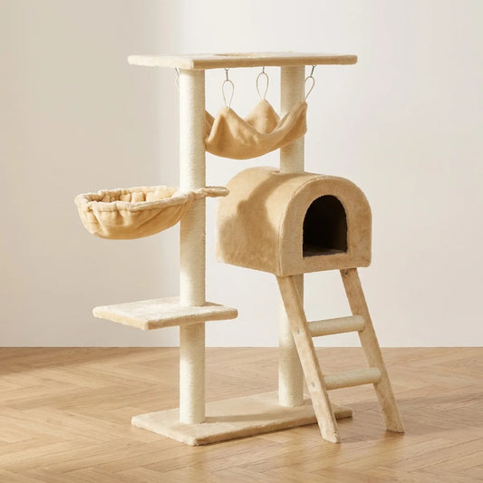 Arbre à chat beige avec plateforme supérieure, double hamac suspendu, niche fermée et échelle d'accès en bois.