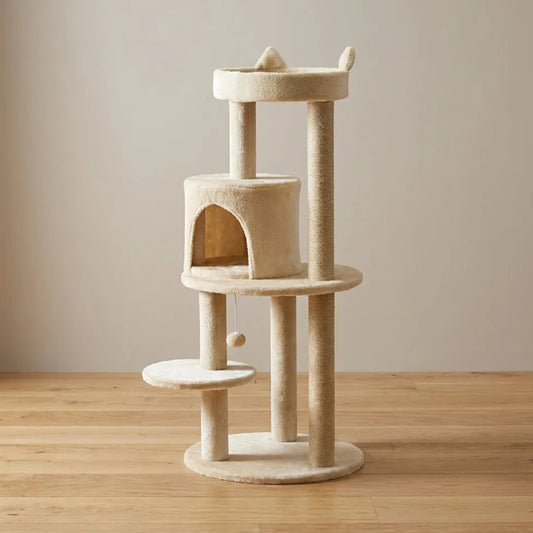 Arbre à chat beige tour avec quatre plateformes circulaires, niche fermée et oreilles décoratives au sommet, sur parquet clair.