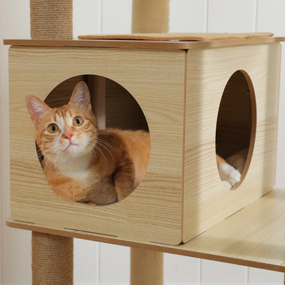 Chat roux qui entre dans la niche cube en bois naturel de l'arbre à chat beige