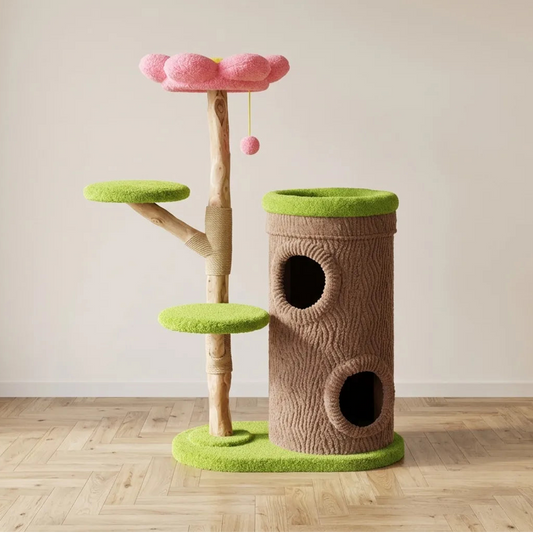 Arbre à chat avec tour cylindrique en sisal beige, plateformes vertes, fleur rose et jouet suspendu, sur sol parquet clair.