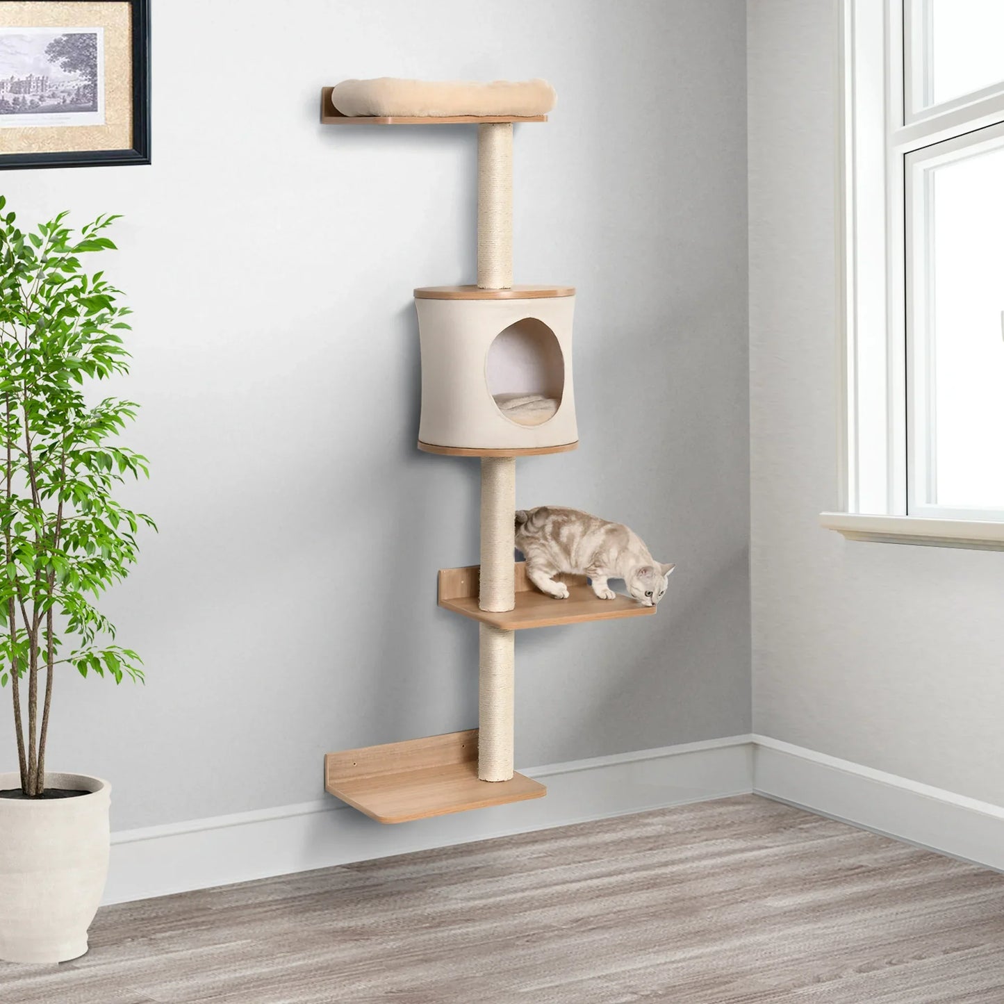 Arbre à chat vertical au design moderne avec niches et plateformes en bois clair, installé contre un mur dans un intérieur lumineux.