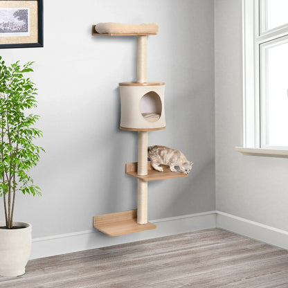 Arbre à chat vertical au design moderne avec niches et plateformes en bois clair, installé contre un mur dans un intérieur lumineux.