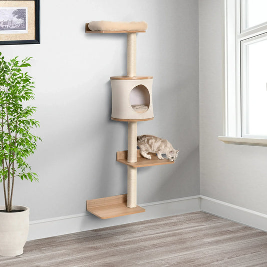 Arbre à chat vertical au design moderne avec niches et plateformes en bois clair, installé contre un mur dans un intérieur lumineux.