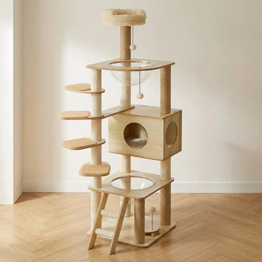 Arbre à chat en bois clair avec escalier sisal, perchoirs acryliques, niche fermée et jouets suspendus.