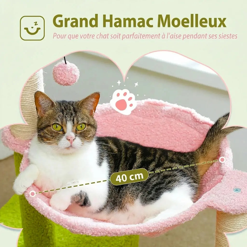Gros plan du grand hamac moelleux 40 cm de l'arbre à chat fleur avec chat roux installé dedans