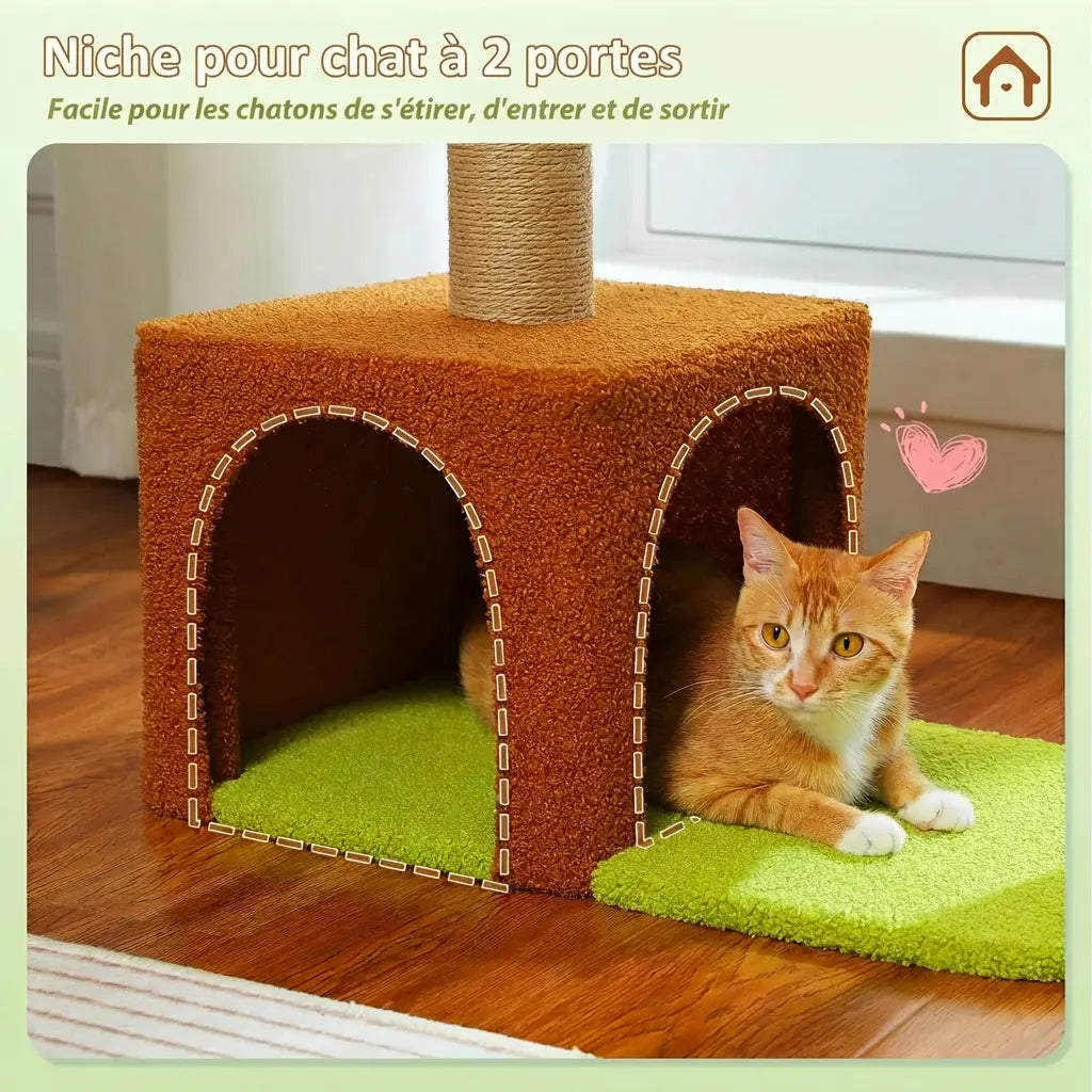 Chat roux devant la niche marron à deux portes de l'arbre à chat fleur nature