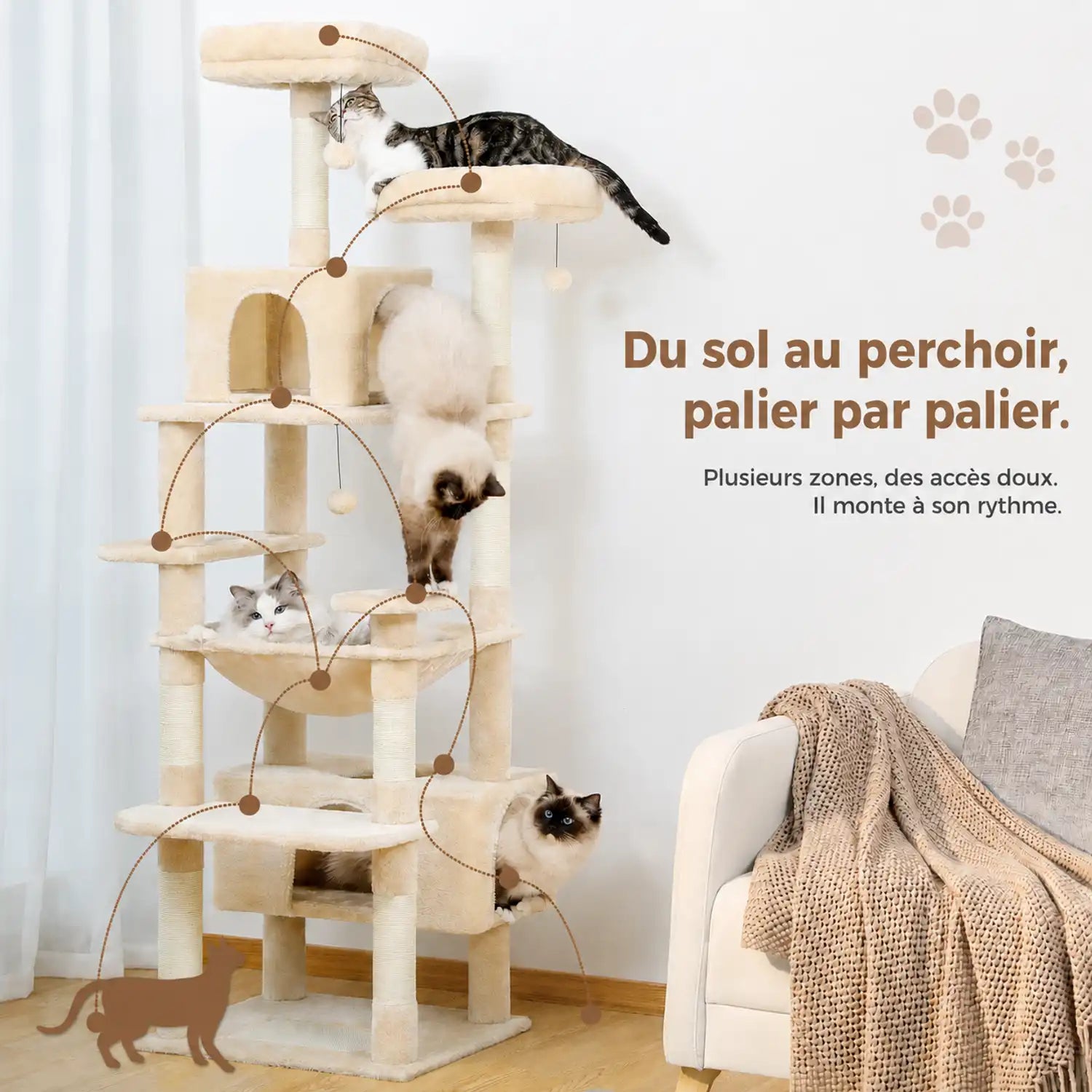Arbre à chat beige multi-étages avec plusieurs chats jouant sur les plateformes, niches et accessoires suspendus.
