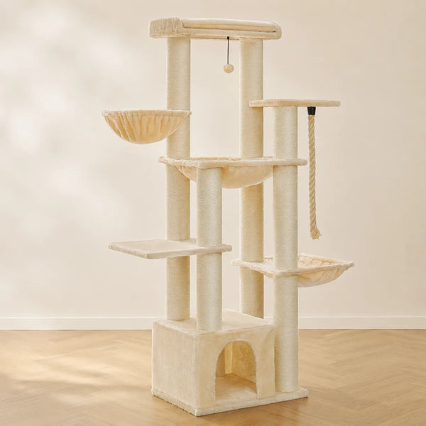 Arbre à chat beige avec quatre hamacs en tissu, abri de base, plateformes en bois et jouet suspendu.
