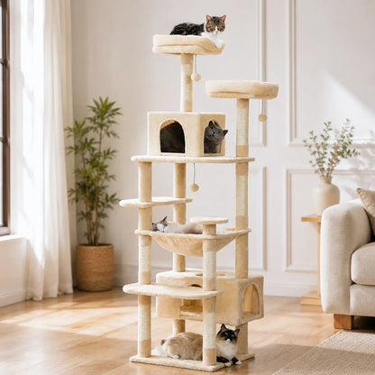 Arbre à chat beige multi-niveaux avec niches fermées, plateformes, hamacs et jouets suspendus, trois chats visibles.
