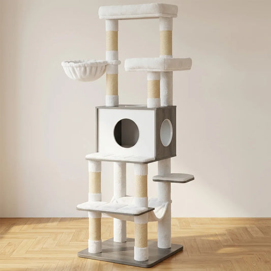 Arbre à chat blanc et bois avec niches fermées, plateformes, hamac suspendu et poteaux enveloppés de chanvre.