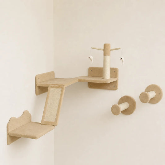 Composants détachés de l'arbre à chat : rampe griffoir inclinée en sisal, poteau central avec barres horizontales, plateformes murales et jouets suspendus en feutre beige.