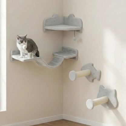 Arbre à chat mural modulable installé dans un angle, avec plateformes et marches murales, utilisé par un chat adulte.