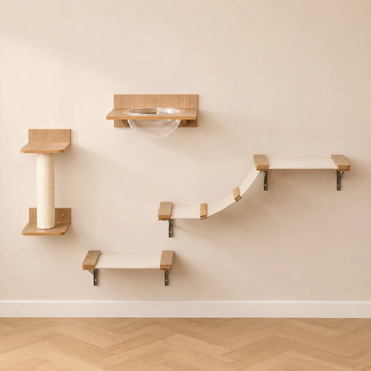Arbre à chat mural en bois naturel avec plateforme hamac transparent, colonne sisal, passerelle courbe et plateformes multiples fixées au mur.