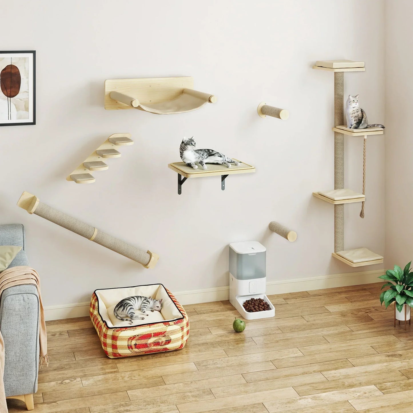 Arbre à chat mural modulable avec plateformes, marches et griffoirs muraux, installé dans un salon et utilisé par plusieurs chats.