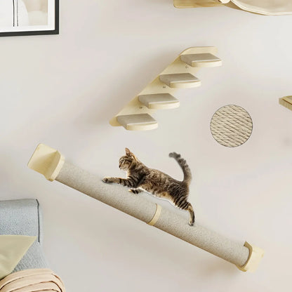 Rampe griffoir en sisal intégrée à un arbre à chat mural, utilisée par un chat pour grimper et jouer.