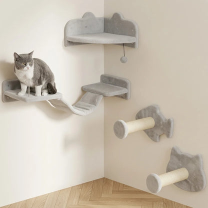 Arbre à chat mural gris clair en angle avec niche suspendue, plateformes, griffoirs sisal et jouet, chat assis sur un perchoir.