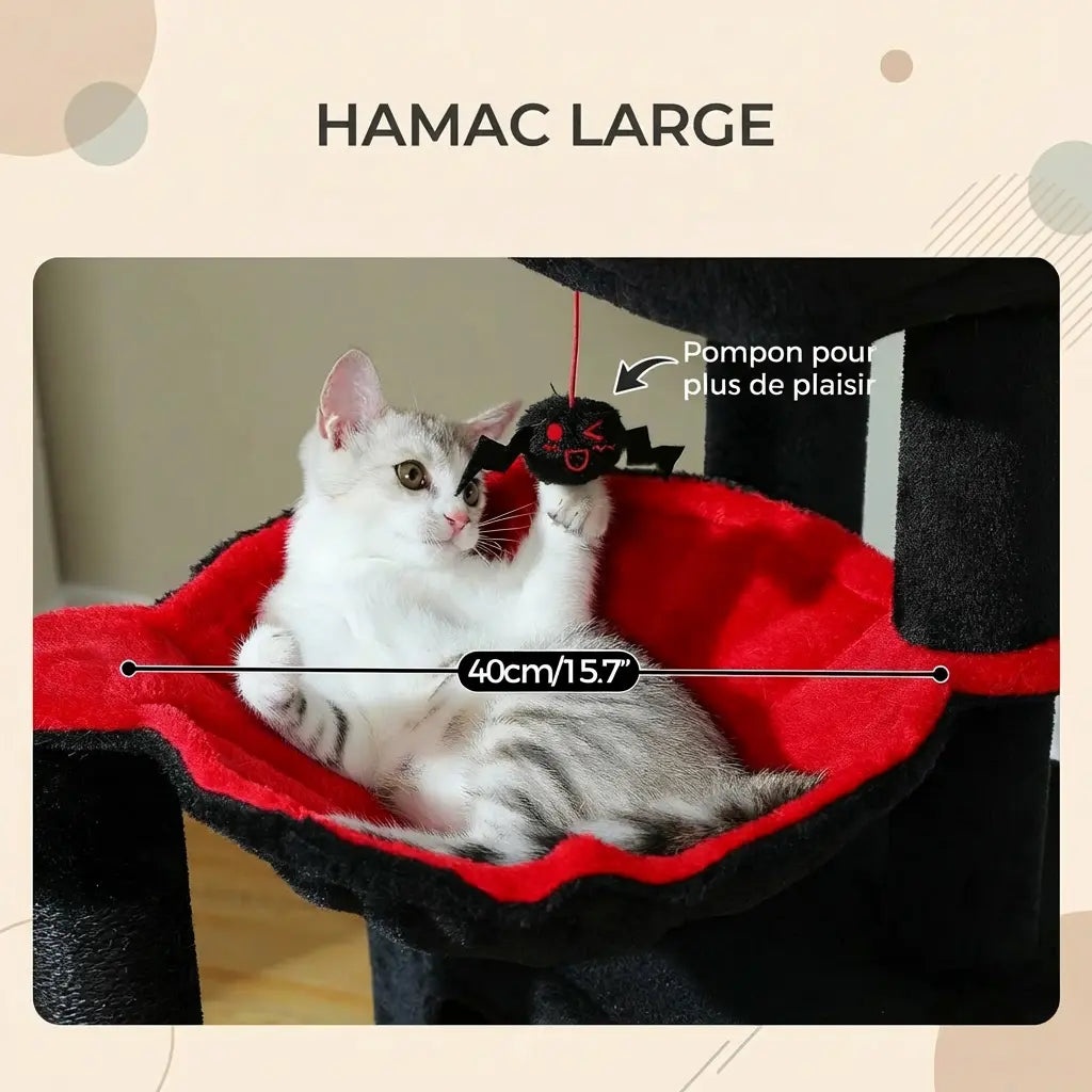 Chat blanc installé dans le hamac large rouge de 40 cm de l'arbre à chat noir avec pompon de jeu