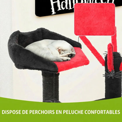 Chat blanc allongé dans le perchoir en peluche confortable de l'arbre à chat noir et rouge