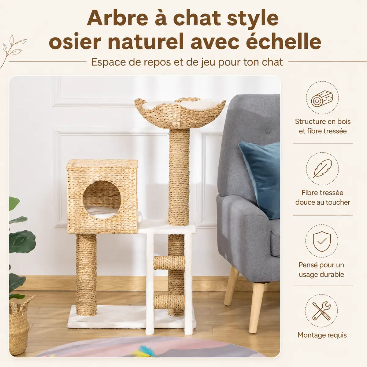 Arbre à chat en osier naturel avec hamac suspendu, plateforme supérieure et niche fermée, structure en bois et fibre tressée.