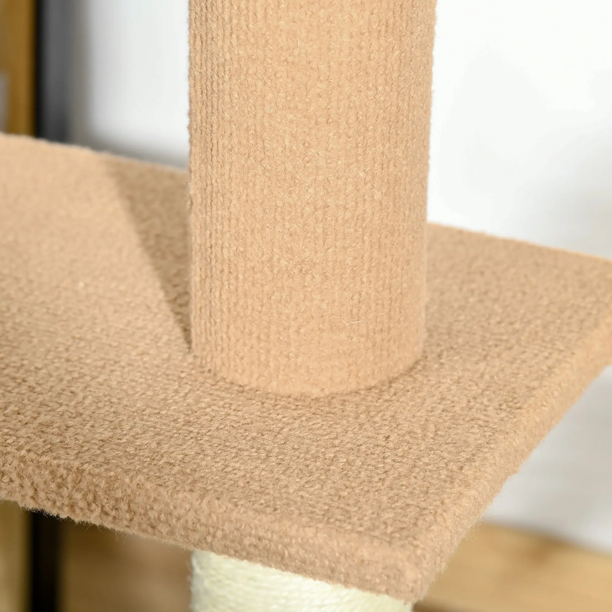 Gros plan de la texture moquette douce sur la plateforme d'un arbre à chat fixation plafond