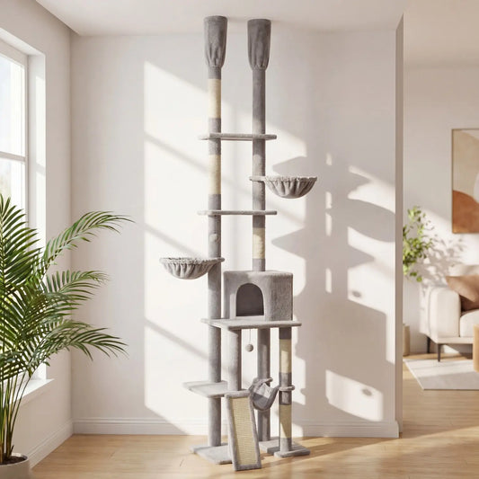 arbre à chat avec fixation plafond, plateformes, niches et hamacs installé dans un salon