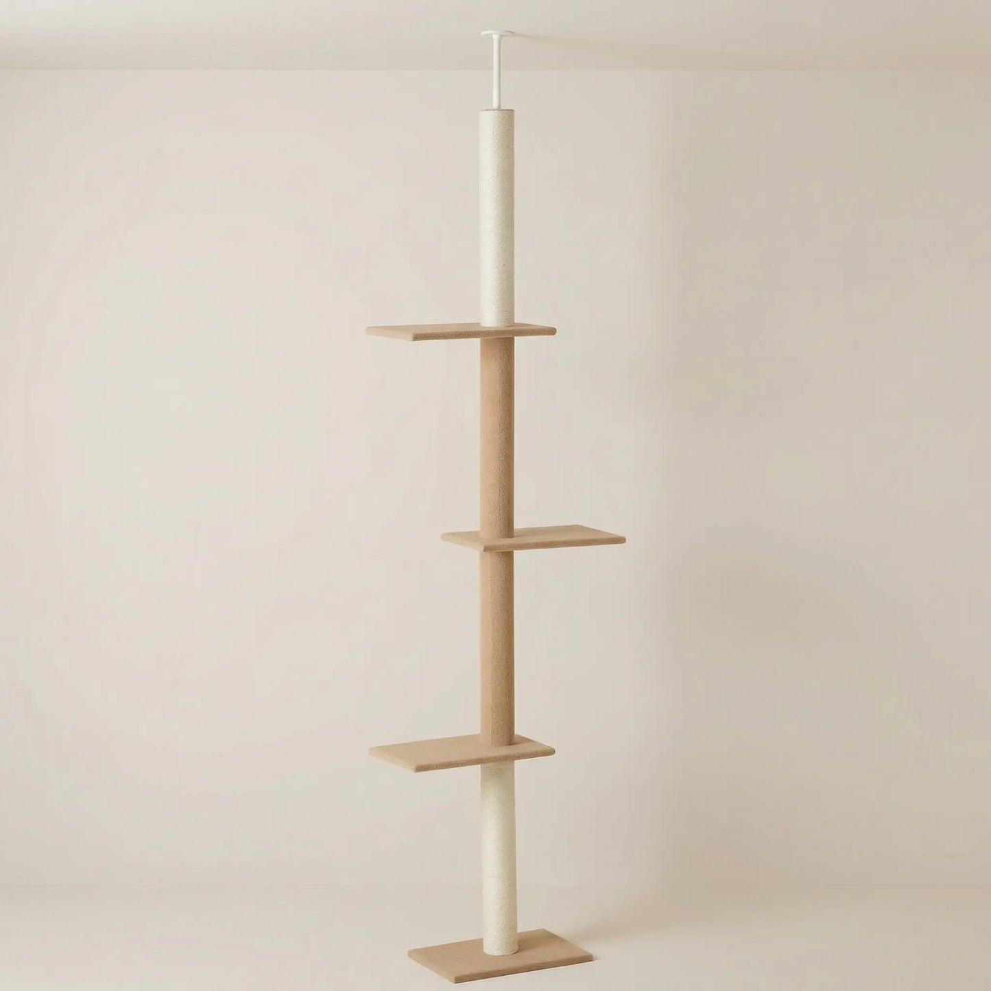 Arbre à chat fixation plafond luxe avec 4 plateformes en bois naturel sur fond beige