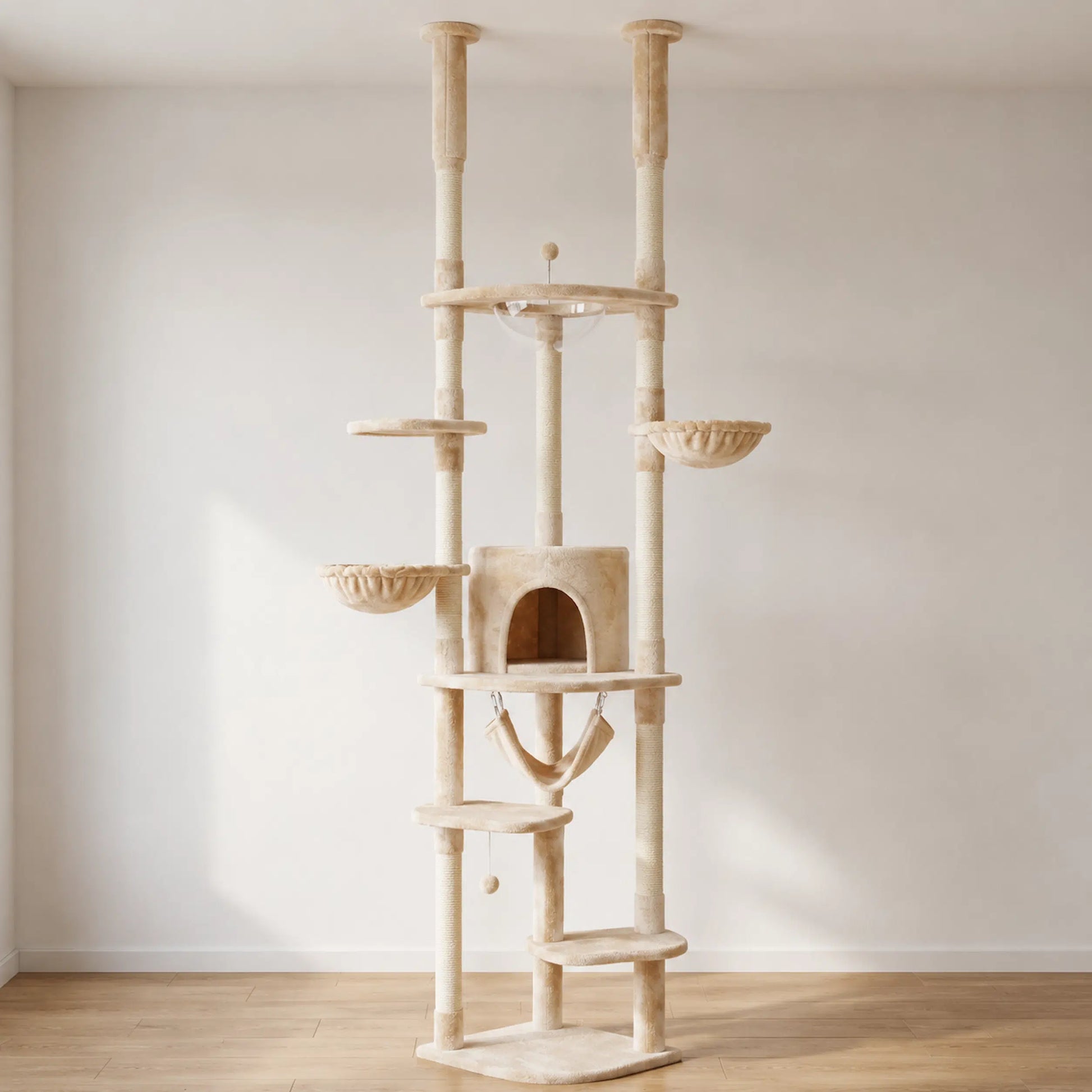 Arbre à chat plafond beige avec 9 étages, plateformes, niche fermée centrale, deux hamacs suspendus et jouets.
