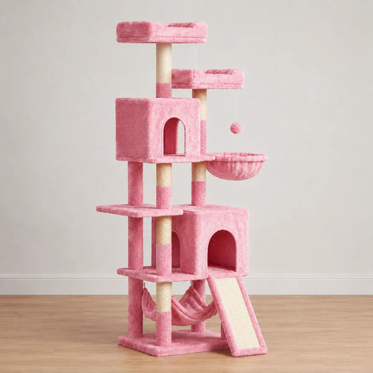 Arbre à chat rose avec deux niches fermées, rampe inclinée, hamac suspendu, plateformes et griffoir en sisal beige.