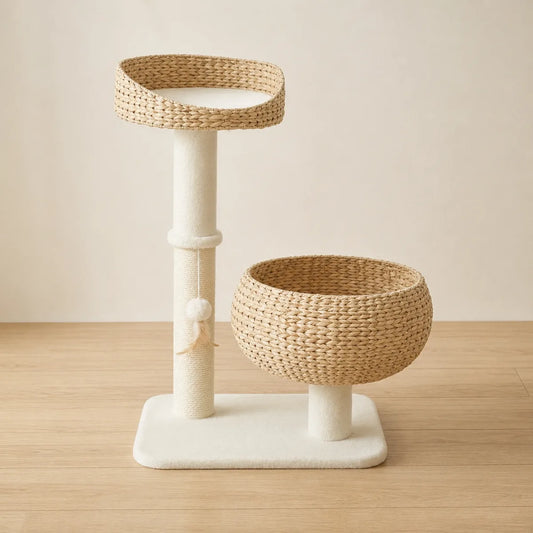 Arbre à chat beige deux niveaux avec niches en osier tressé, poteaux sisal et balle suspendue.