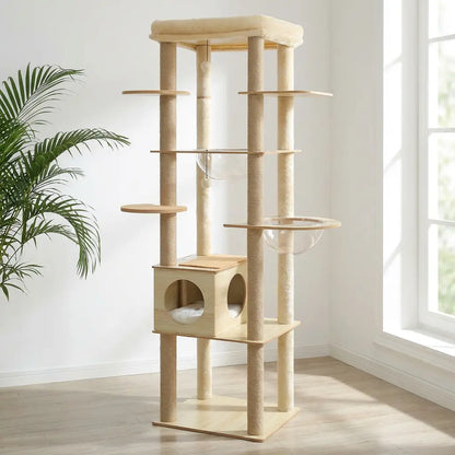 Grand arbre à chat en bois beige avec bulle transparente suspendue, niche cube et plateformes sisal, plante verte à gauche