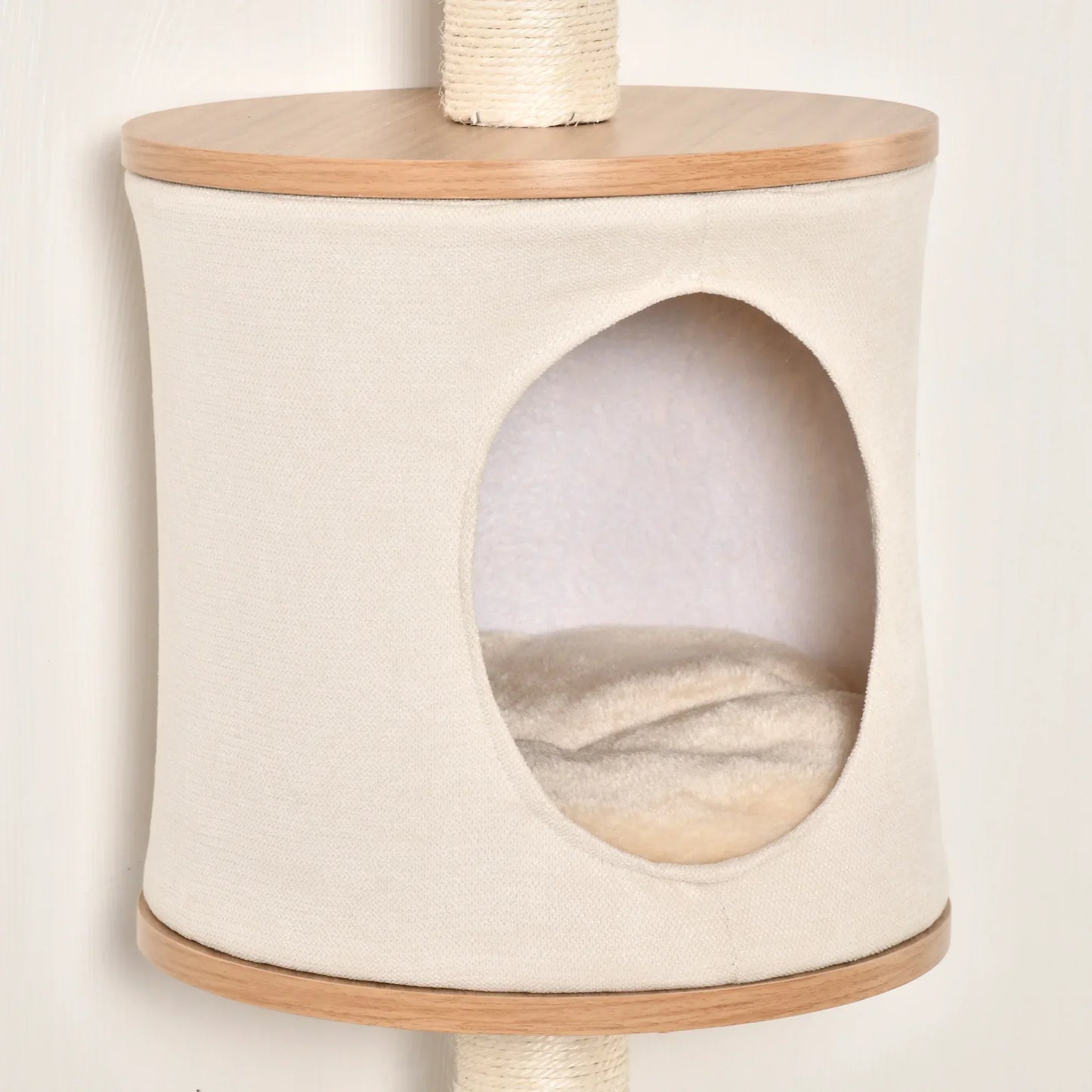 Niche ronde d’arbre à chat mural offrant un espace de repos confortable et fermé pour le chat.