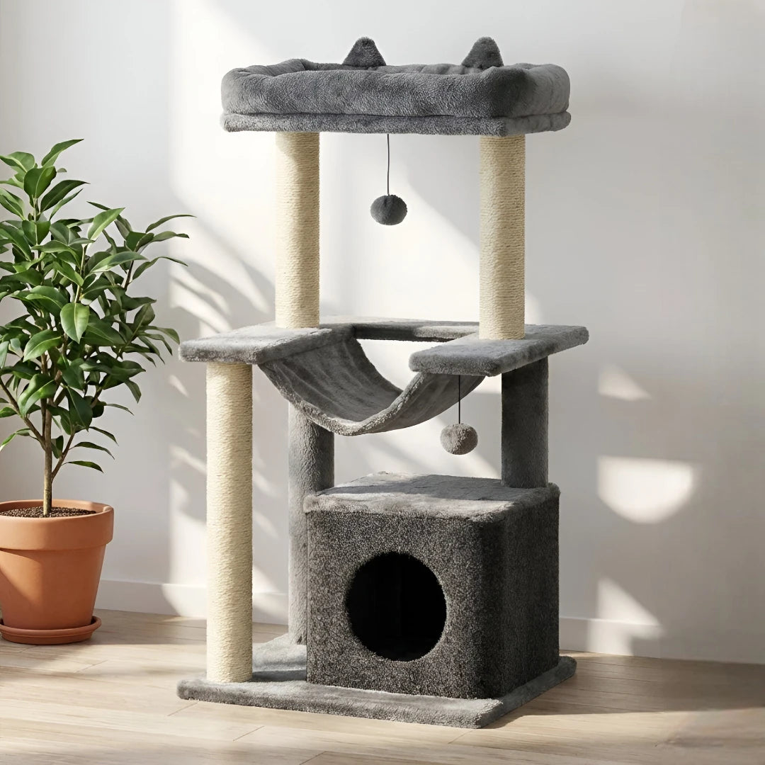 Petit arbre à chat gris avec niche, hamac suspendu, large perchoir et poteaux sisal, plante verte à gauche