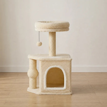 Arbre à chat beige avec niche fermée, perchoir rond rembourré et jouet pompon suspendu.